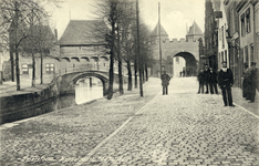 12795 Gezicht op het Spui en de Koppelpoort te Amersfoort uit het zuidoosten; met rechts de voorgevels van de panden ...